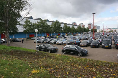 821457 Gezicht op het parkeerterrein van de Jaarbeurs op het Veemarktplein te Utrecht.